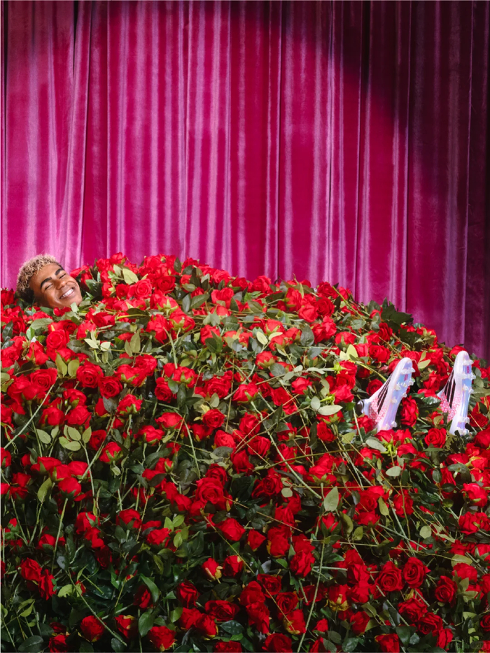 世界杯官方客户端下载-阿迪“殡葬风”海报太抽象了…网友:送走亚马尔?|阿迪达斯|猎手|玫瑰|玫瑰花|广告_新浪体育_新浪新闻