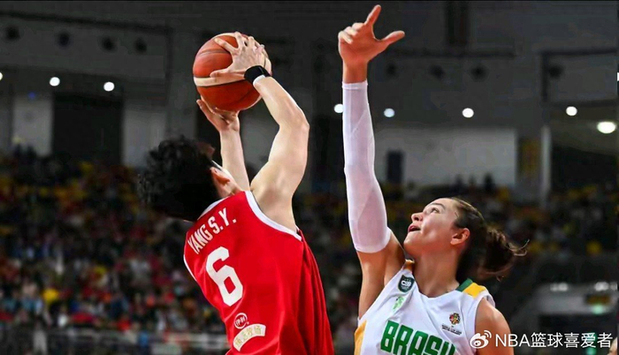 世界杯官方客户端下载-女篮内线“四大金刚”就位，可球该由谁来传？|外线|吉利金刚2代|中国女篮|张子宇|刘禹彤_新浪体育_新浪新闻